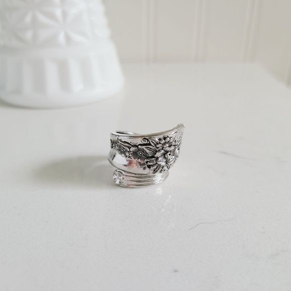 Rogers Jubilee Wrap Around Spoon Ring - Picture 3 of 5